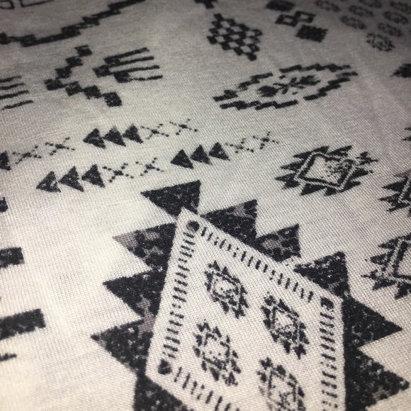 Flowy Cropped Tank Top - Picture 6 of 7